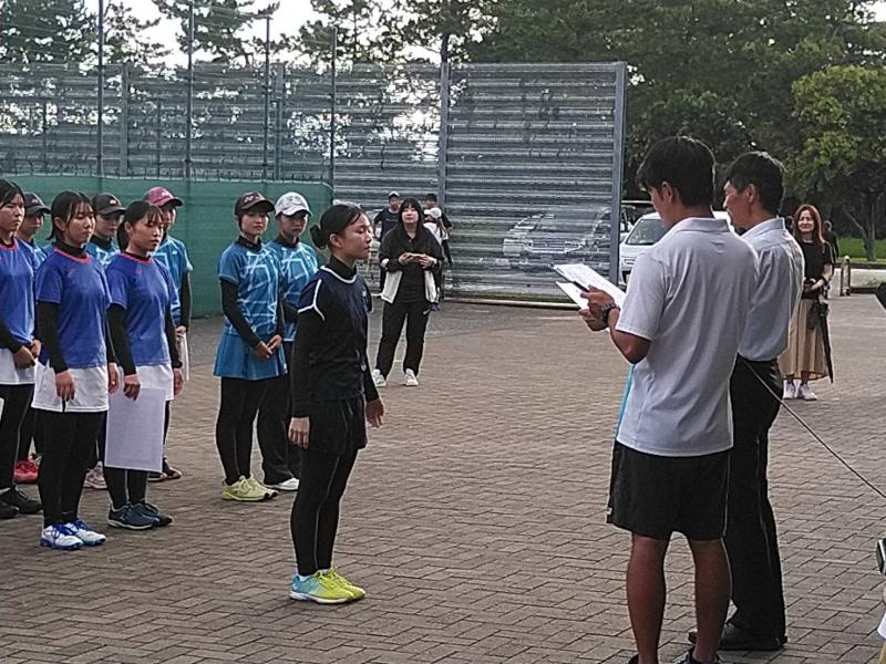 ３位入賞の賞状を受け取る辺井ひなた主将（２年）