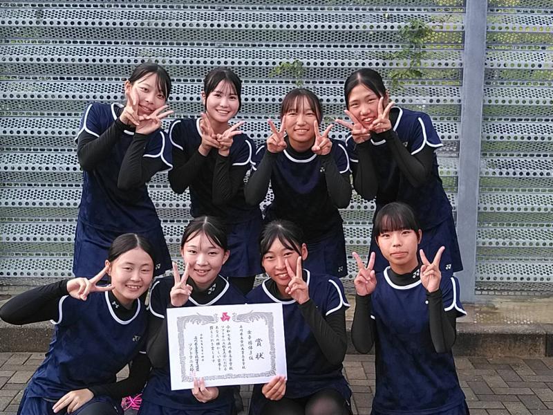 ３位入賞を喜ぶメンバーの選手たち