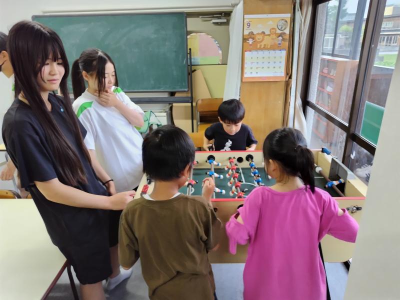 児童たちとビリヤードで楽しむ部員たち