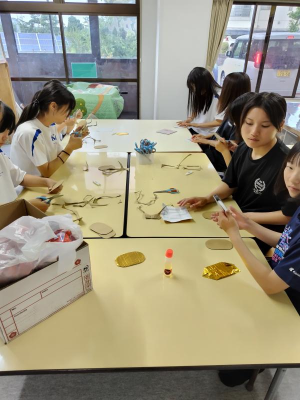 催しに向けて飾り付けの作成をお手伝いする部員たち