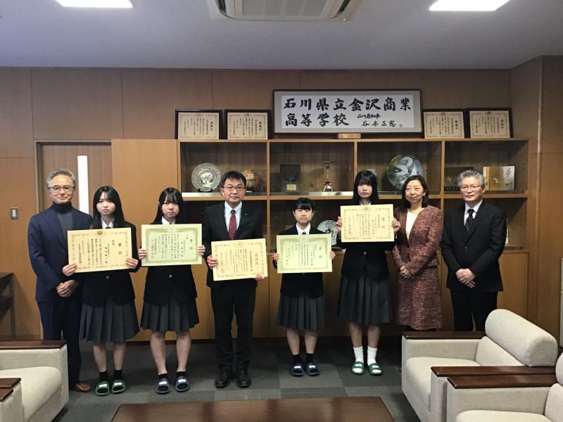 「税の作文」・「税の標語」受賞者全員による集合写真 「税の作文」・「税の標語」受賞者全員による集合写真