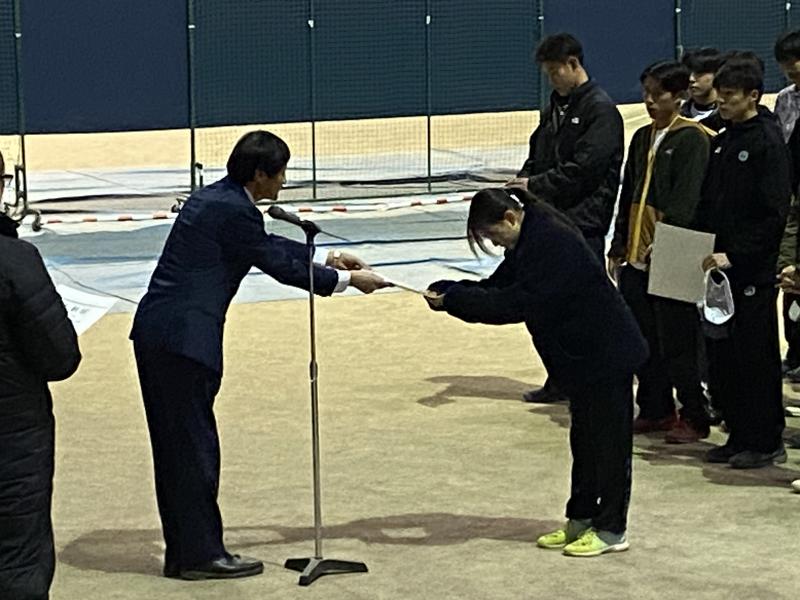 表彰を受ける辺井ひなた主将（２年）