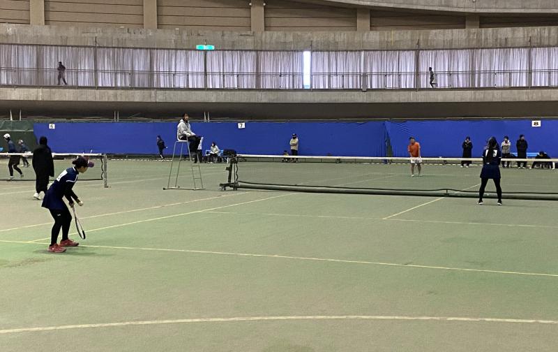 ゲームに挑む青山蒼空選手・本田彩選手（いずれも２年）