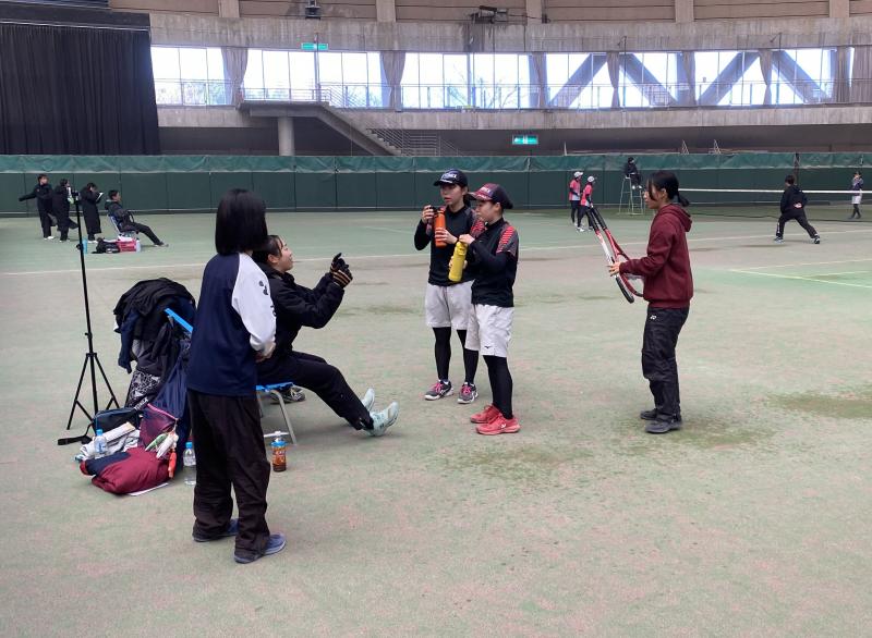 ゲームの合間にコーチングを受ける選手たち