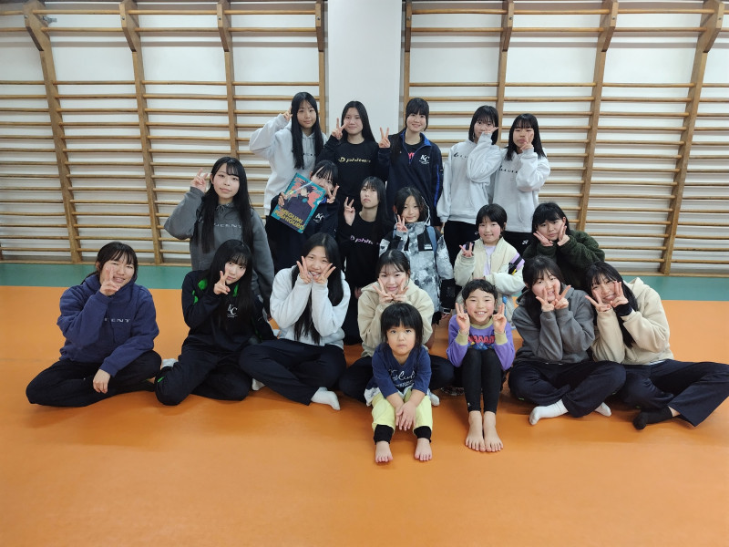 来館した小学生たちとの集合写真