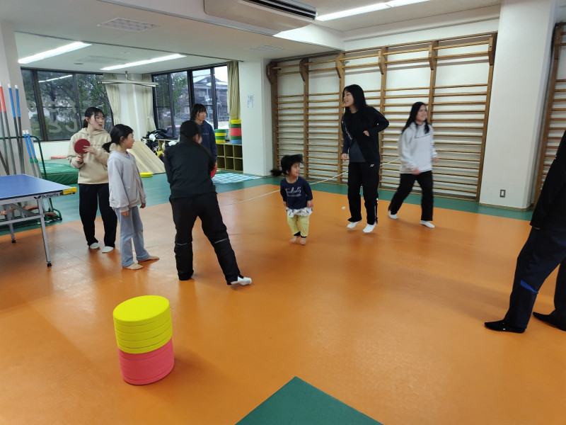 来館した子どもたちと交流を深める選手たち