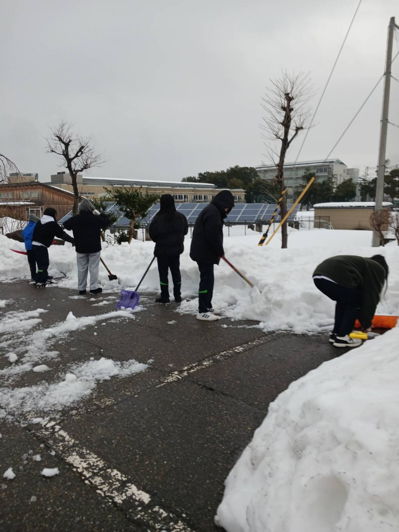 除雪作業を行う選手たち