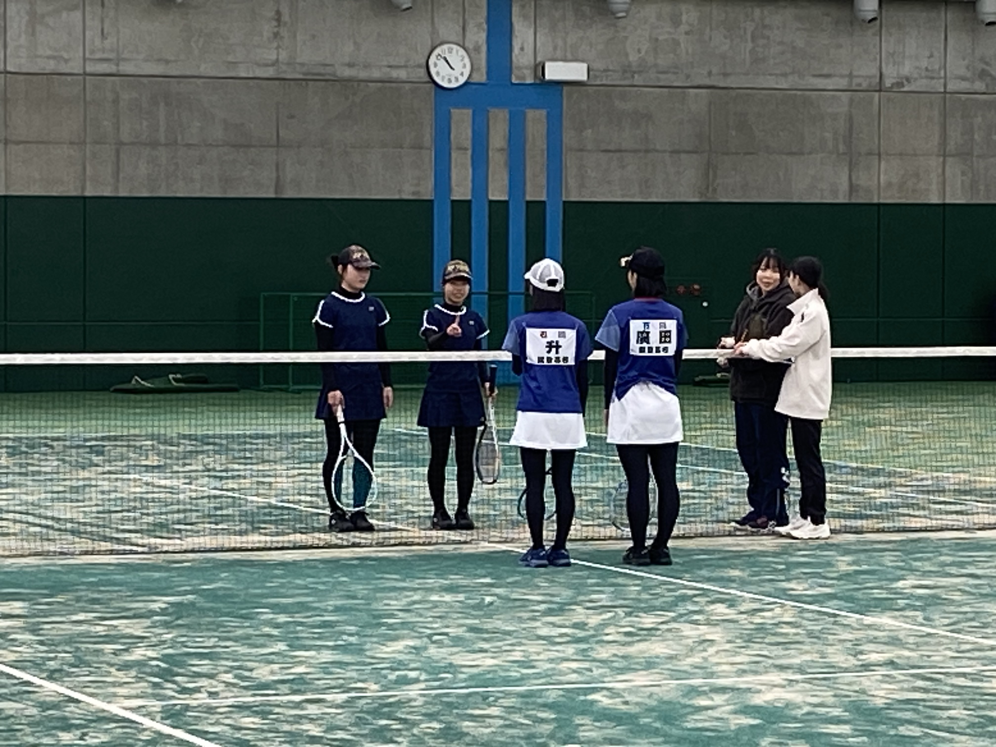 試合前の挨拶を交わす中村優生・山下莉乃杏ペア（いずれも１年）