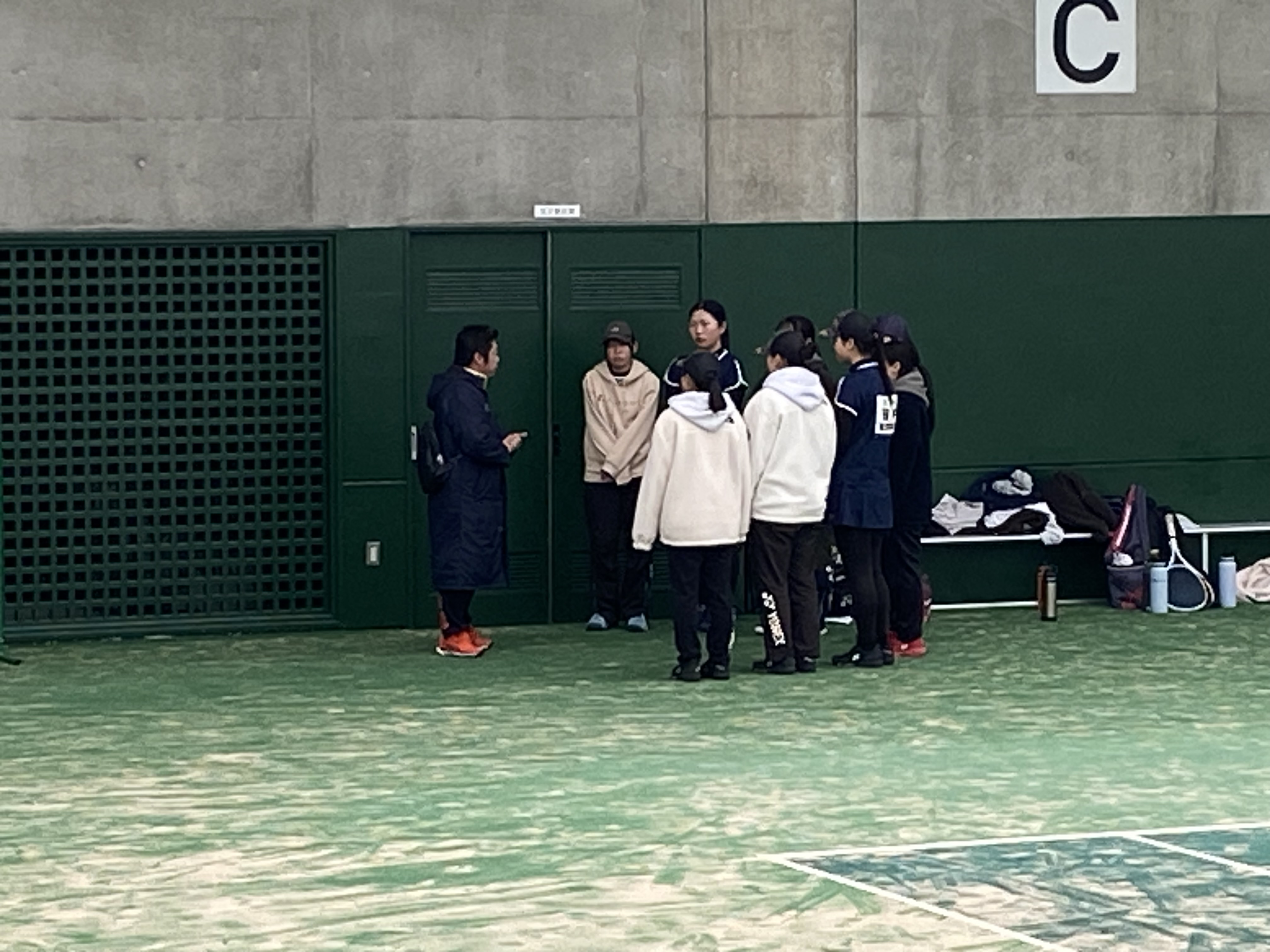 試合の合間に村永監督の話を聞く選手たち