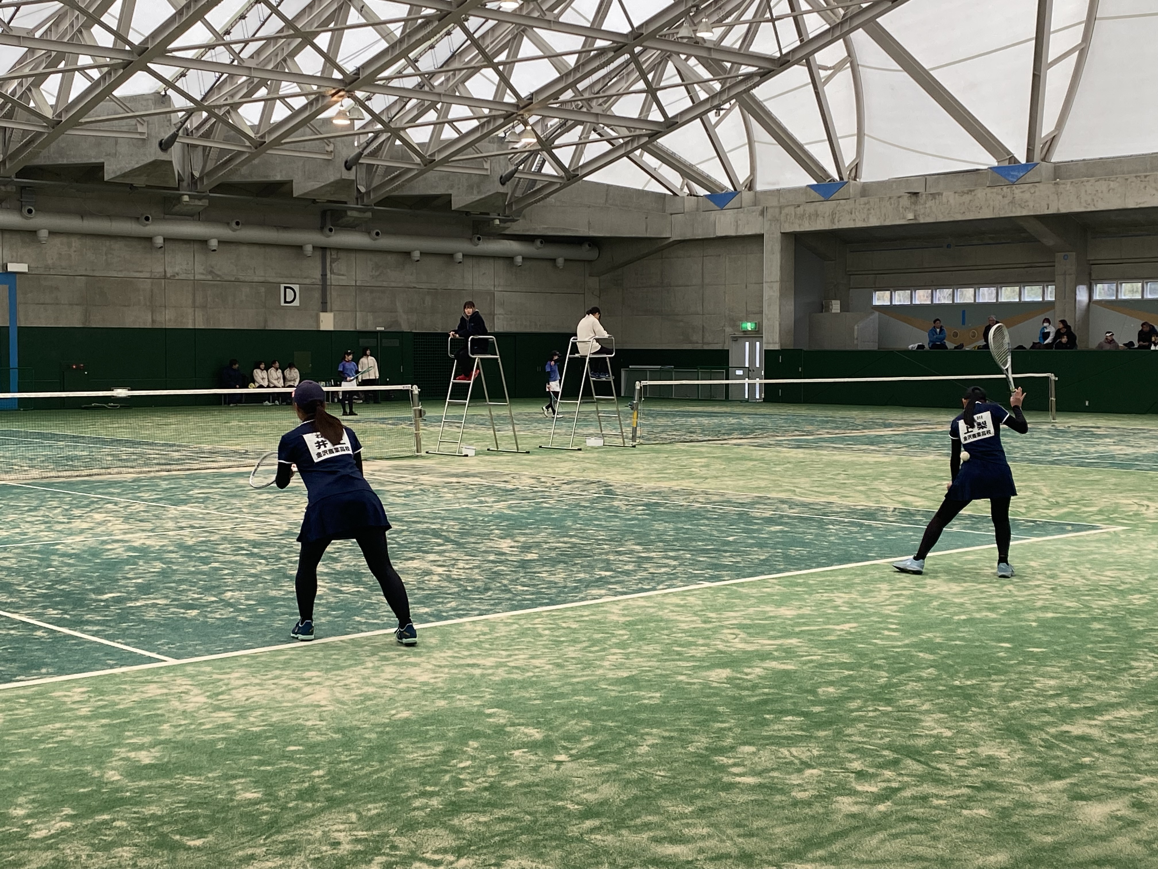 ゲームに挑む井上碧唯・上梨成美ペア（いずれも２年）