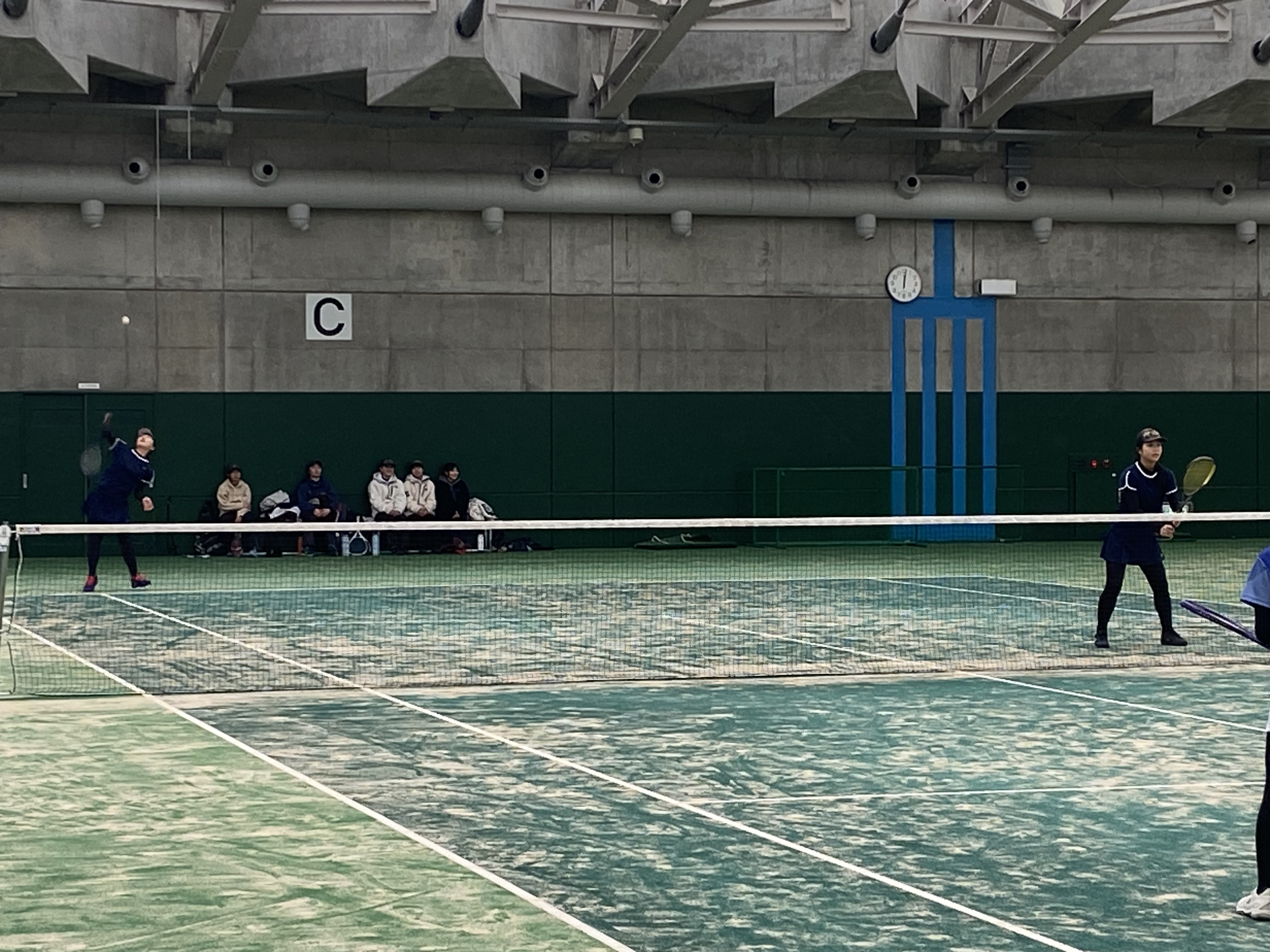 サーブを放つ西涼華（２年）・田中結奈（１年）ペア