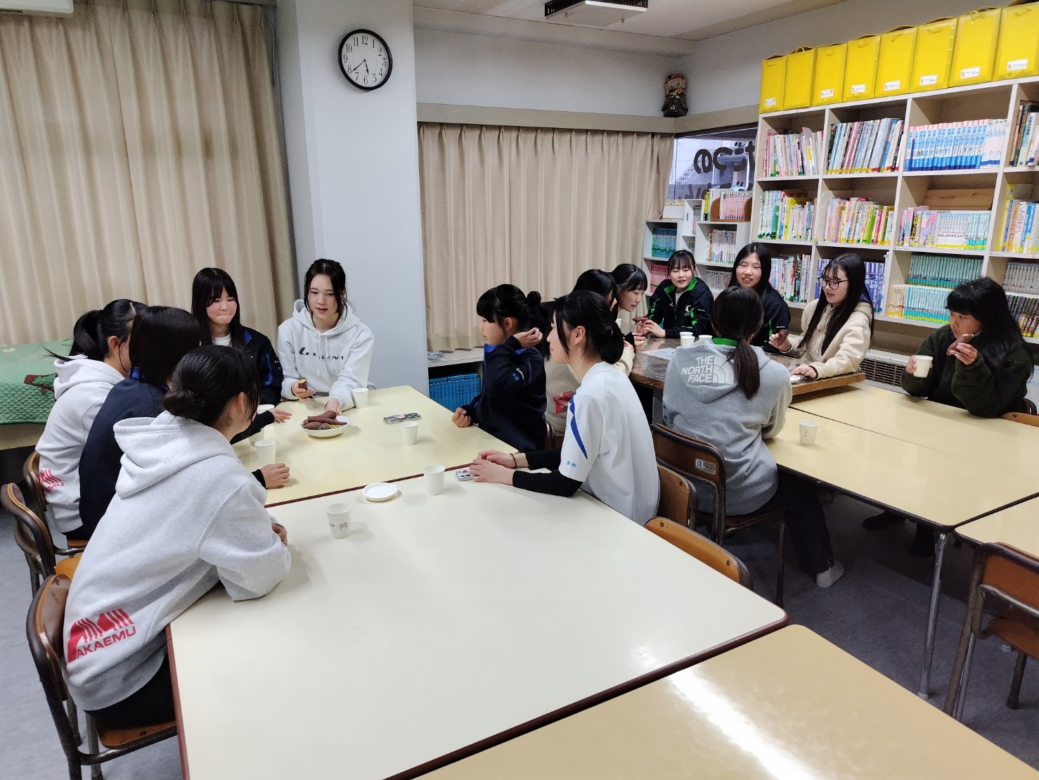 飾り付け作業の作成を行う部員たち