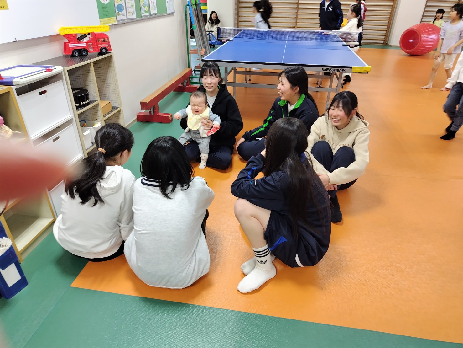 子どもたちと楽しく遊ぶ部員たち