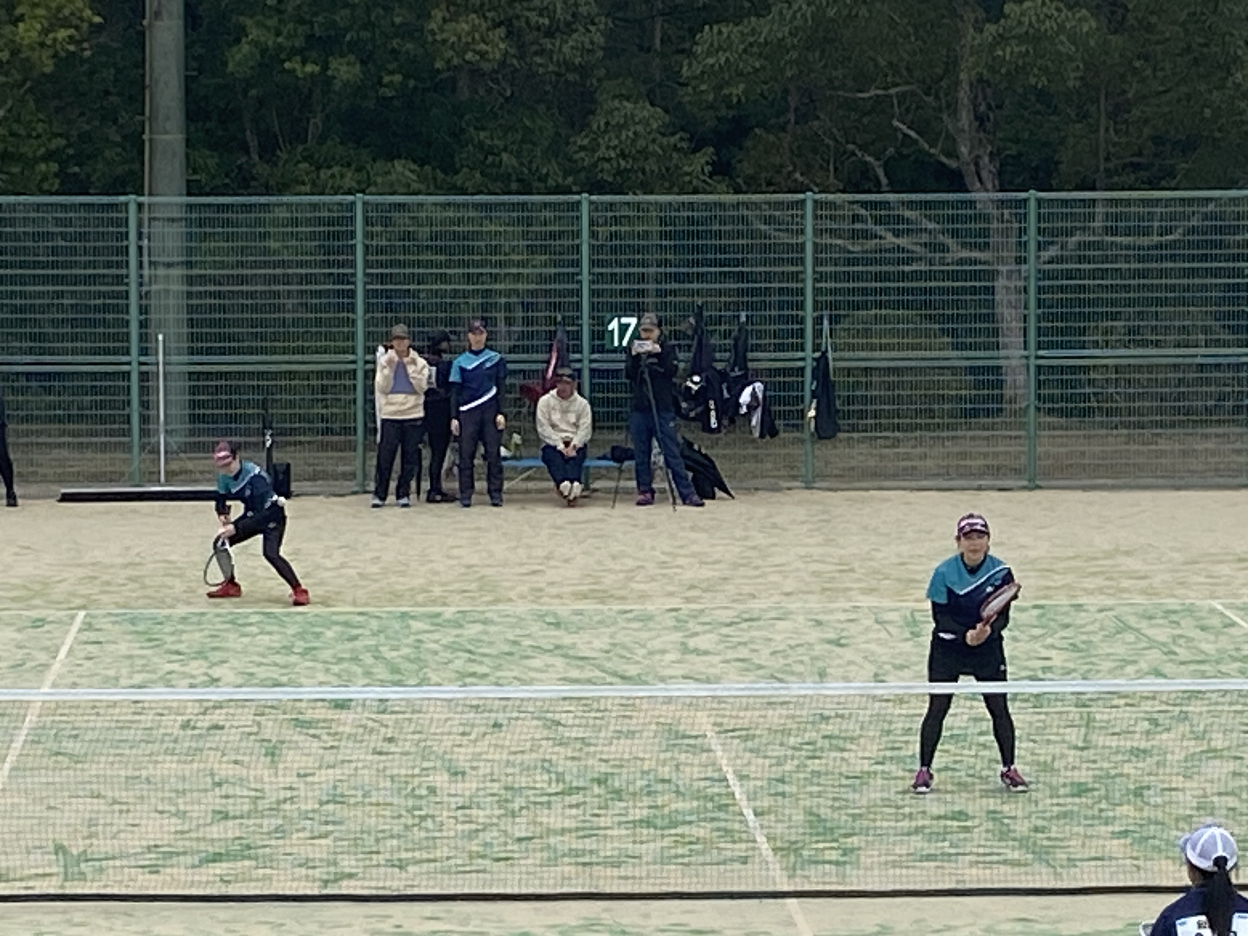 試合に挑む青山蒼空選手・本田彩選手ペア（いずれも２年）