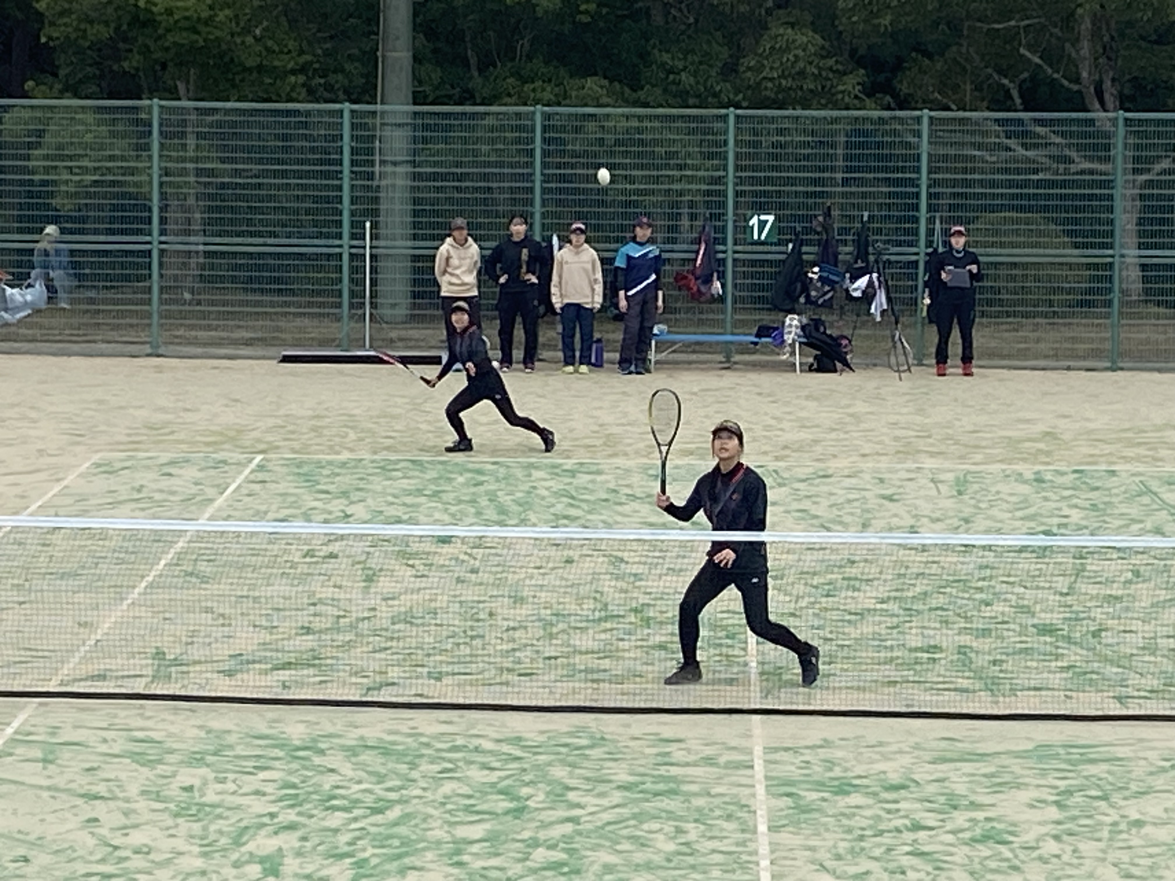 試合に挑む中村優生選手・田中結奈選手ペア（いずれも１年）