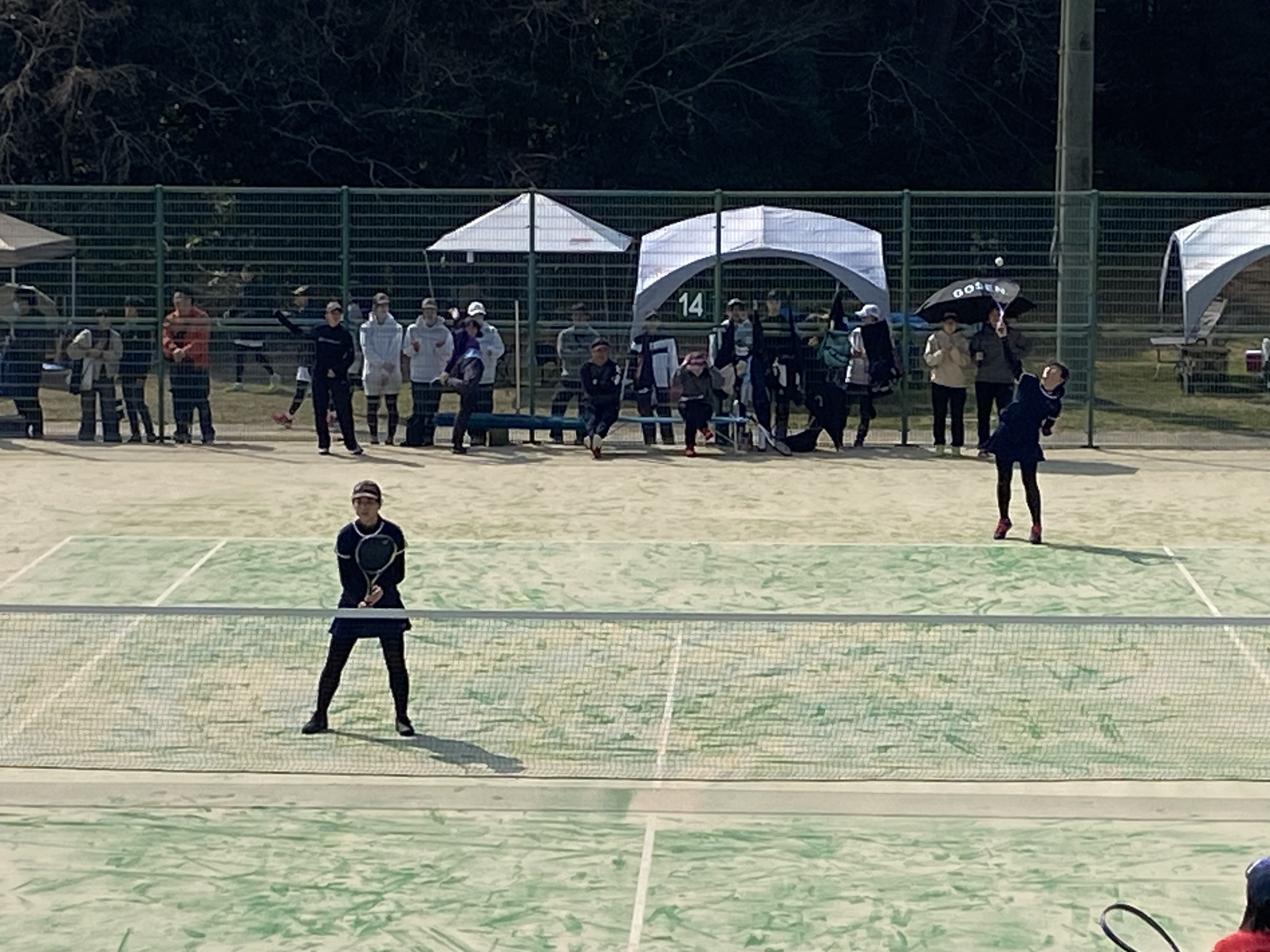 試合に挑む西涼華選手（２年）・田中結奈選手（１年）ペア