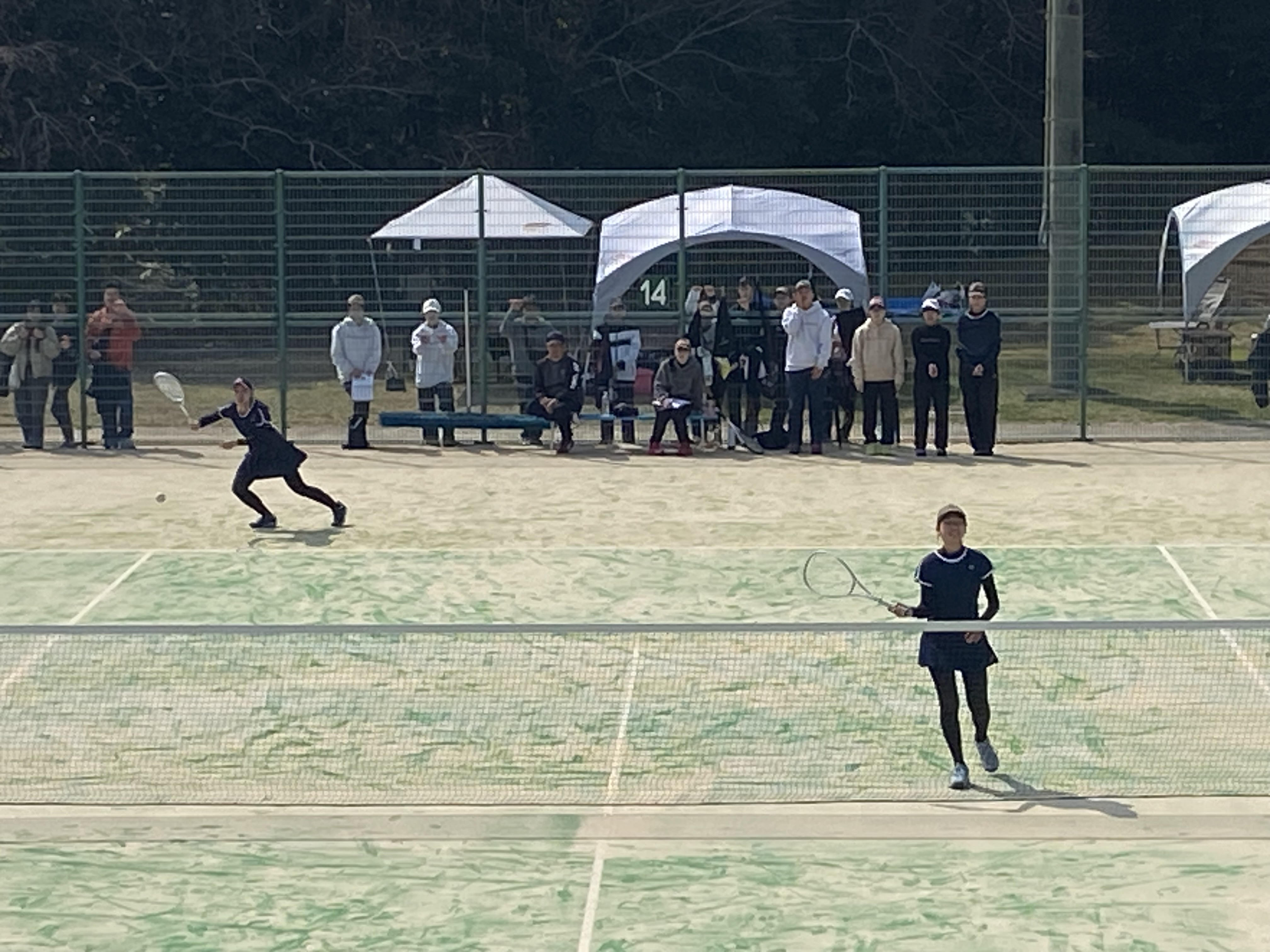 試合に挑む井上碧唯選手・上梨成美選手（いずれも２年）ペア