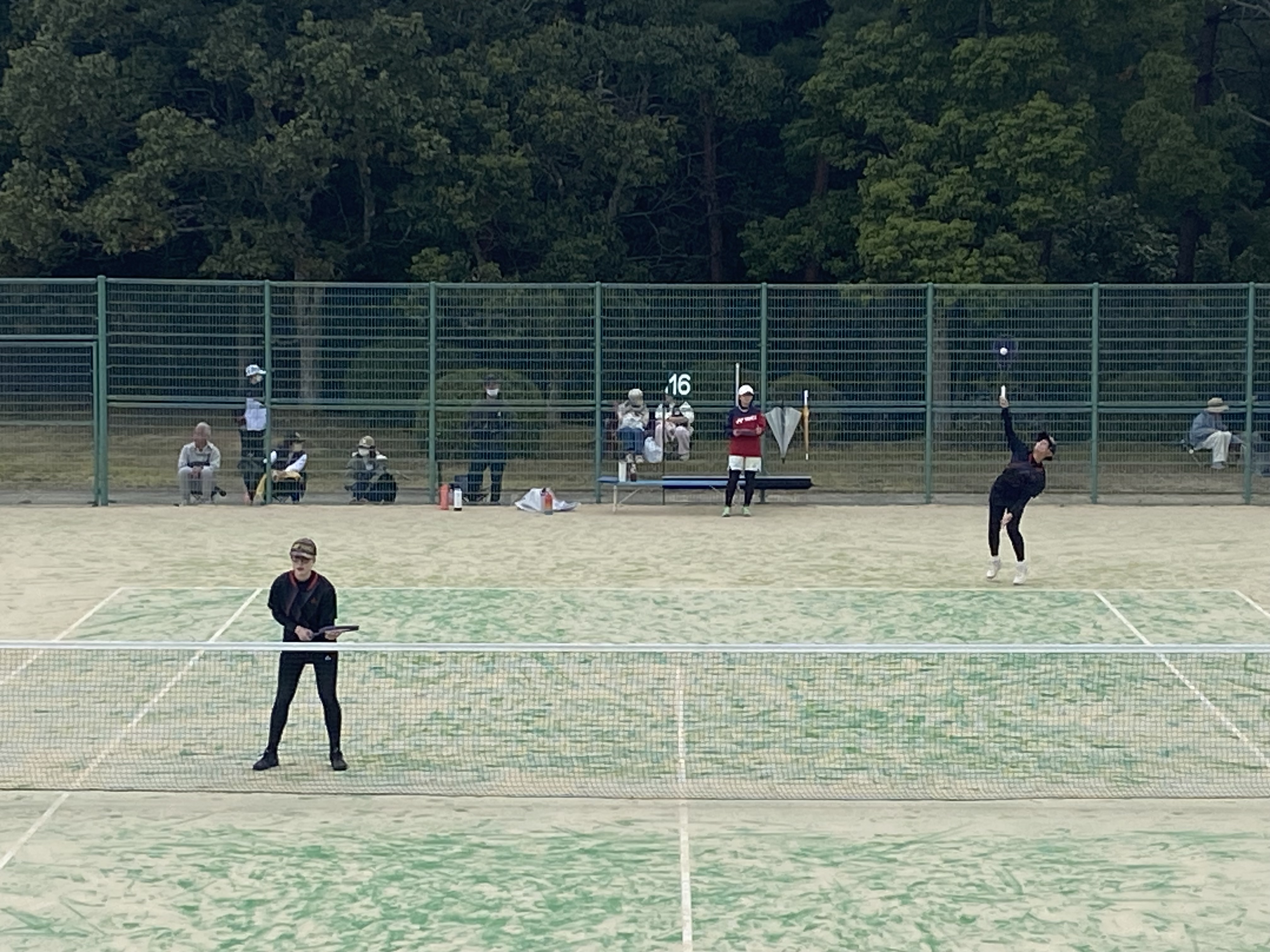 試合に挑む上田真理愛選手・北橋幸佳選手（いずれも１年）ペア