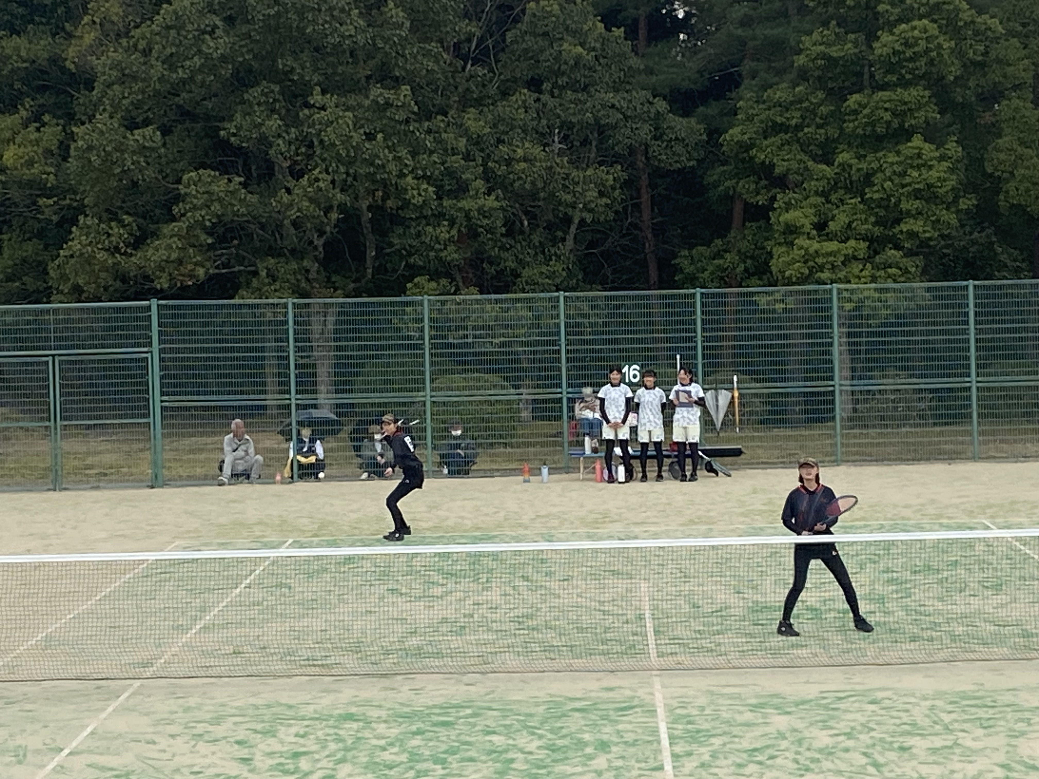 試合に挑む加納友選手・宮﨑心椛選手（いずれも１年）ペア