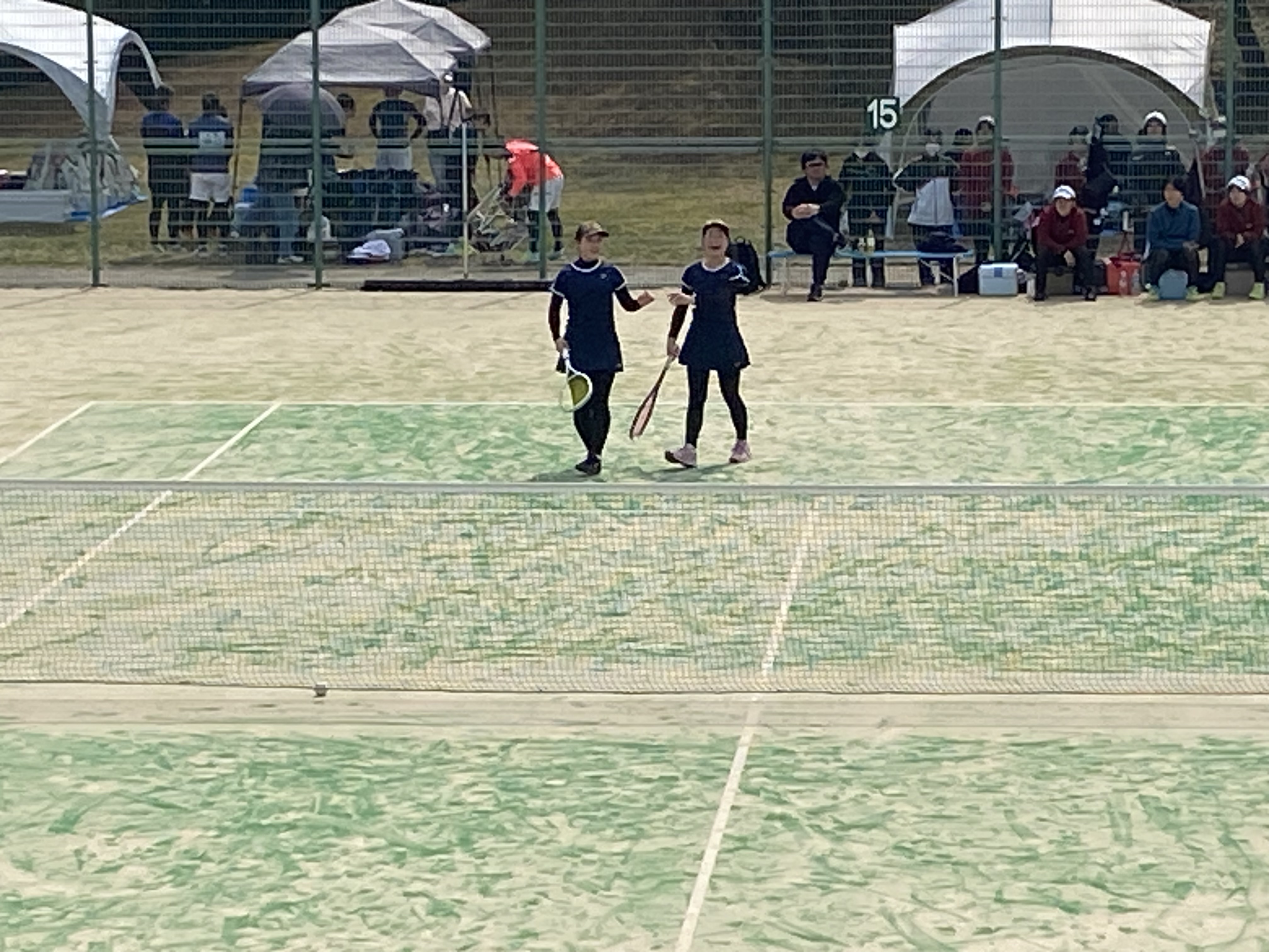 点数を入れ、喜びを表す山下莉乃杏選手・金内ひより選手（いずれも１年）ペア