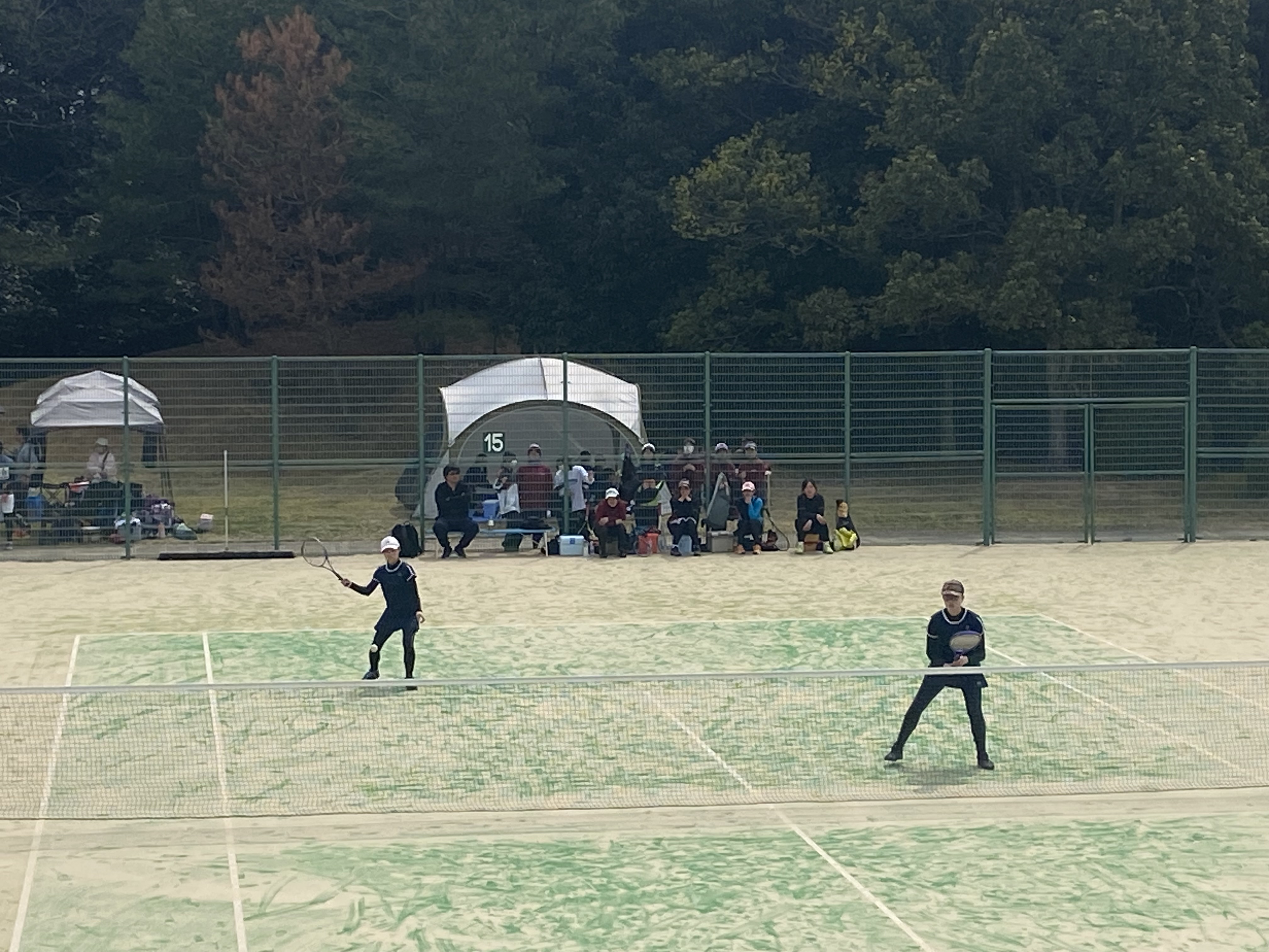 試合に挑む矢﨑琉夏選手（２年）・北橋幸佳選手（１年）ペア