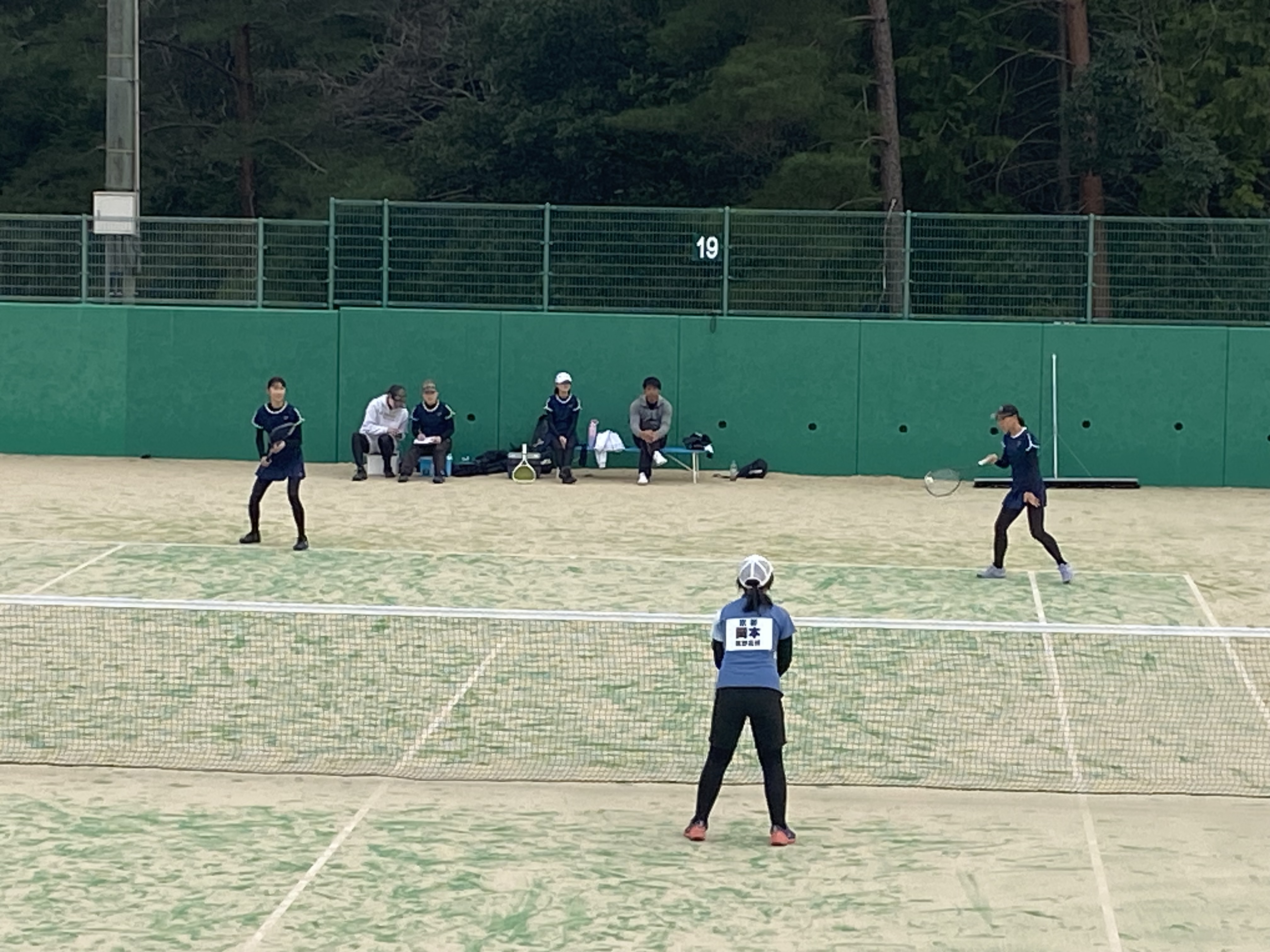 試合に挑む加納友選手（１年）・池田陽奈選手（２年）ペア