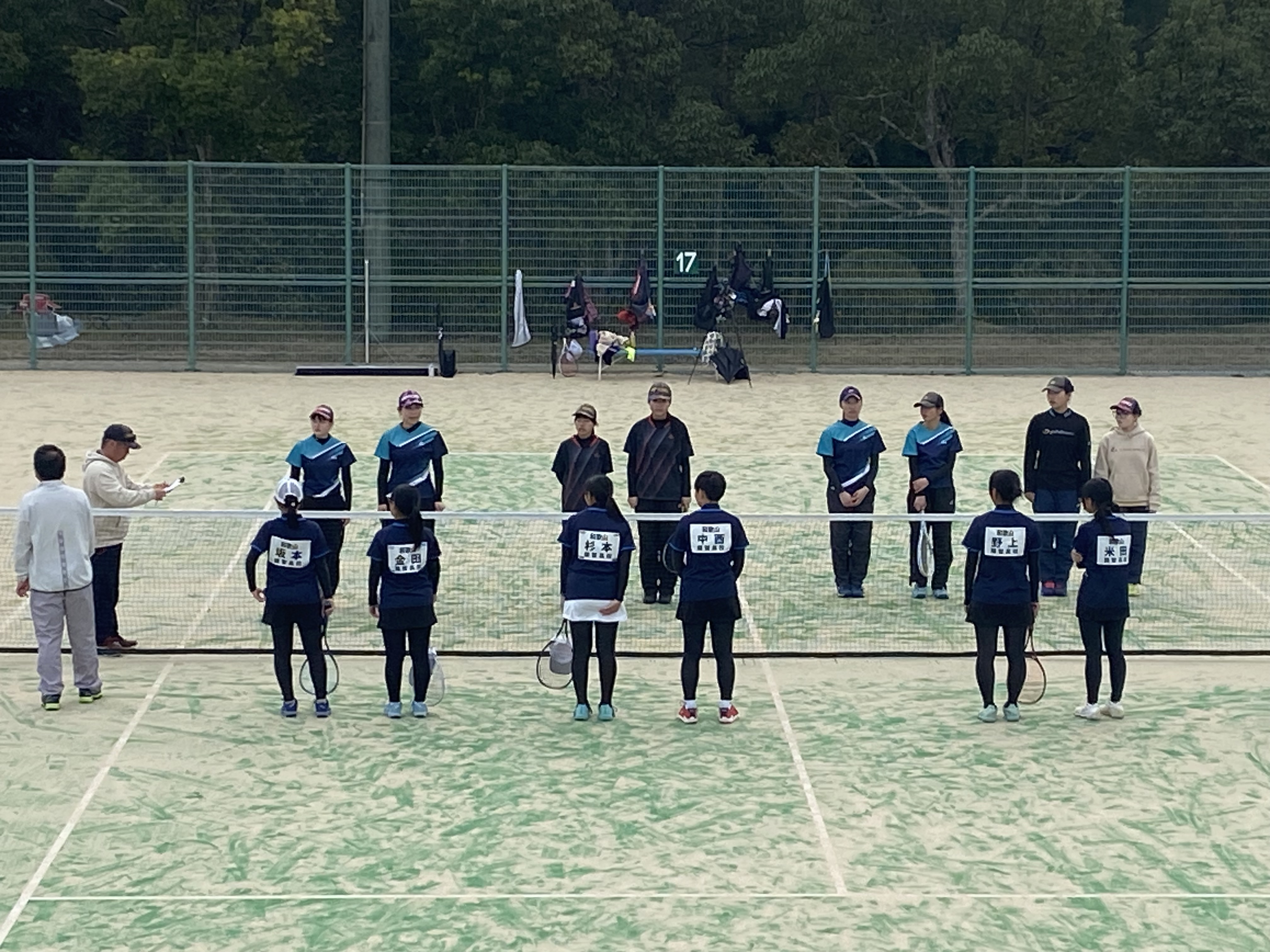 辺井ひなた主将（２年）を筆頭に試合前の挨拶を行う選手たち