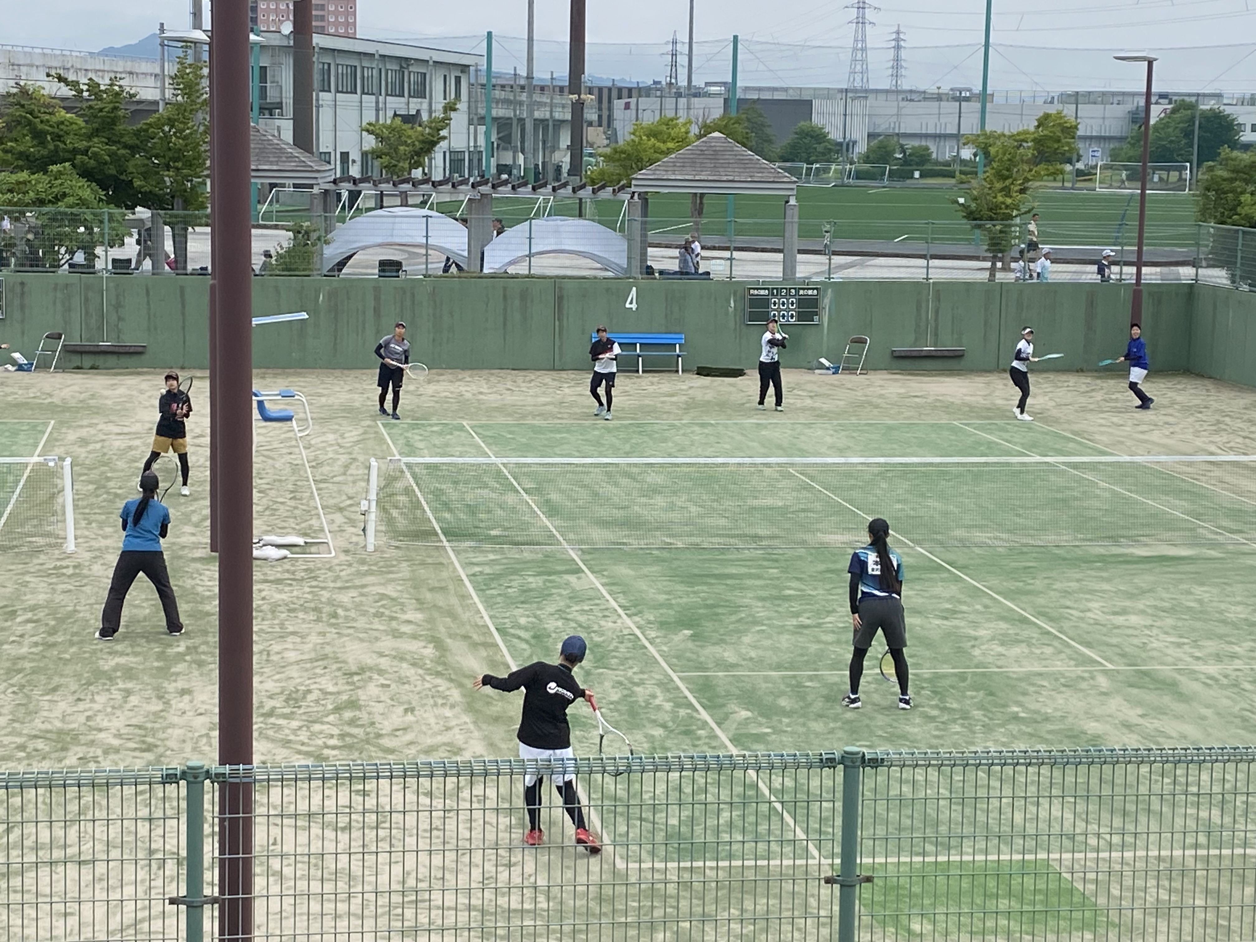 試合前のコート練習に臨む選手たち