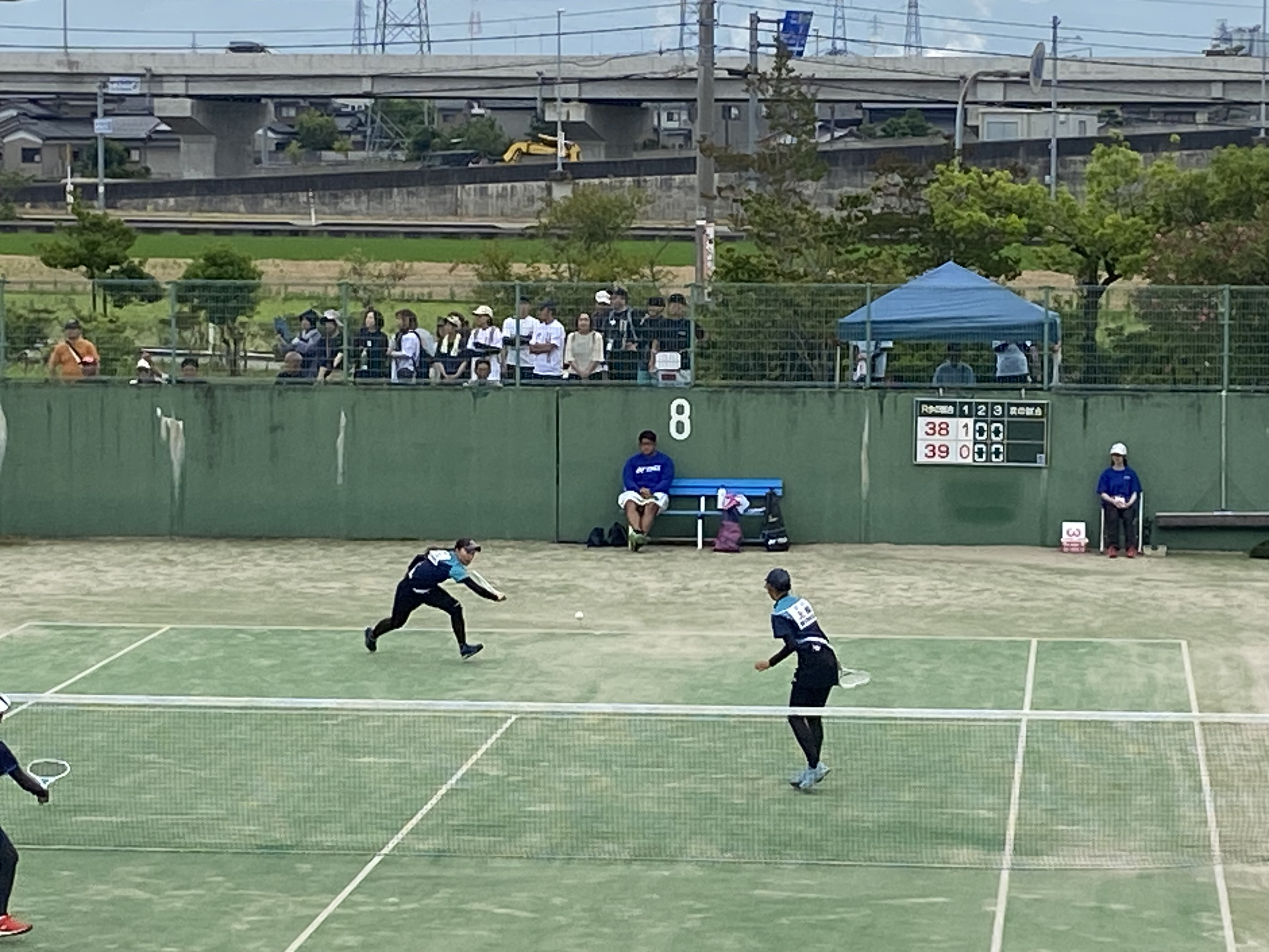 試合に挑む井上・上梨ペア（いずれも３年）