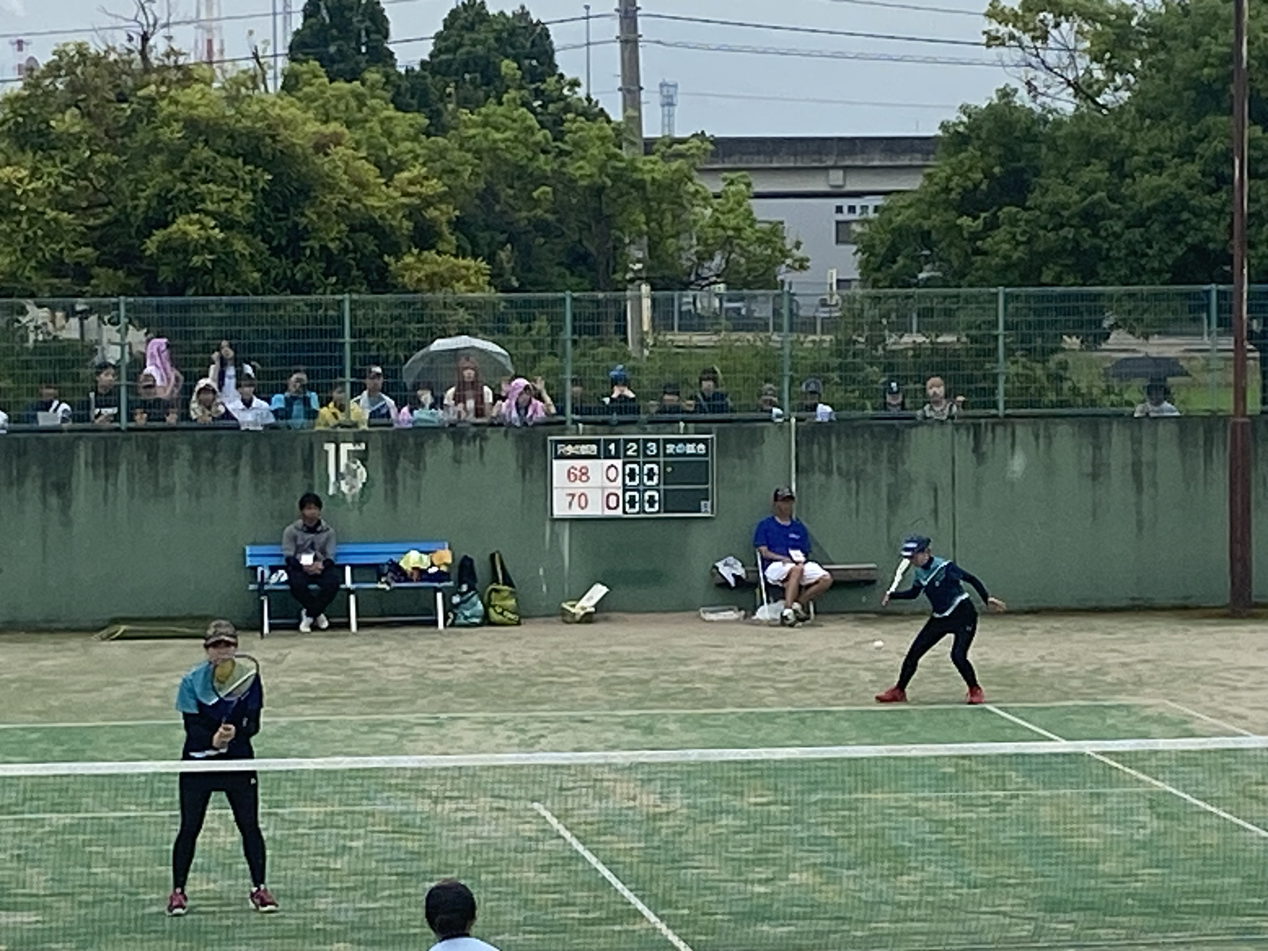 試合に挑む青山・本田ペア（いずれも３年）