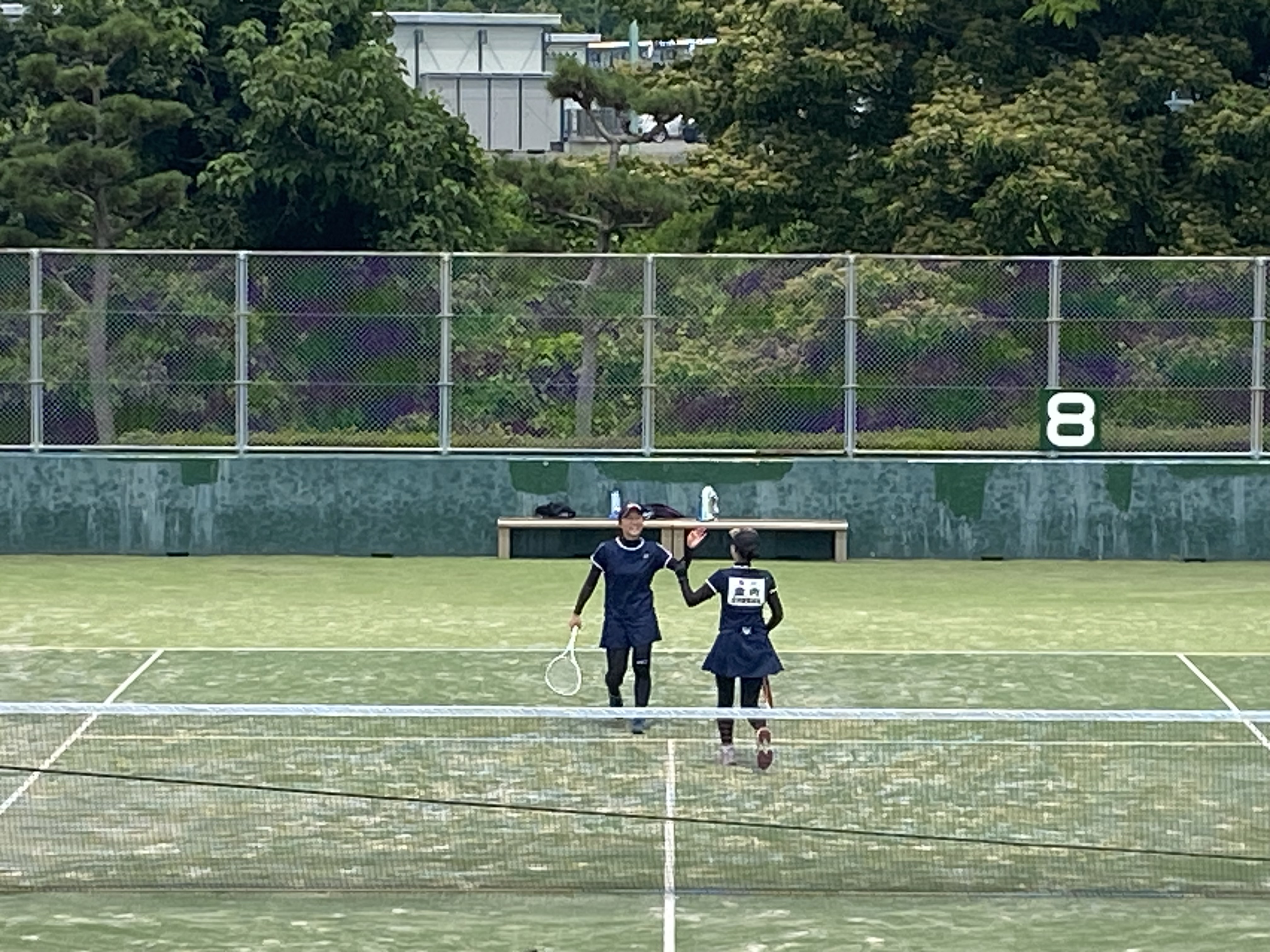 好プレーが出てハイタッチを交わす井上・金内ペア