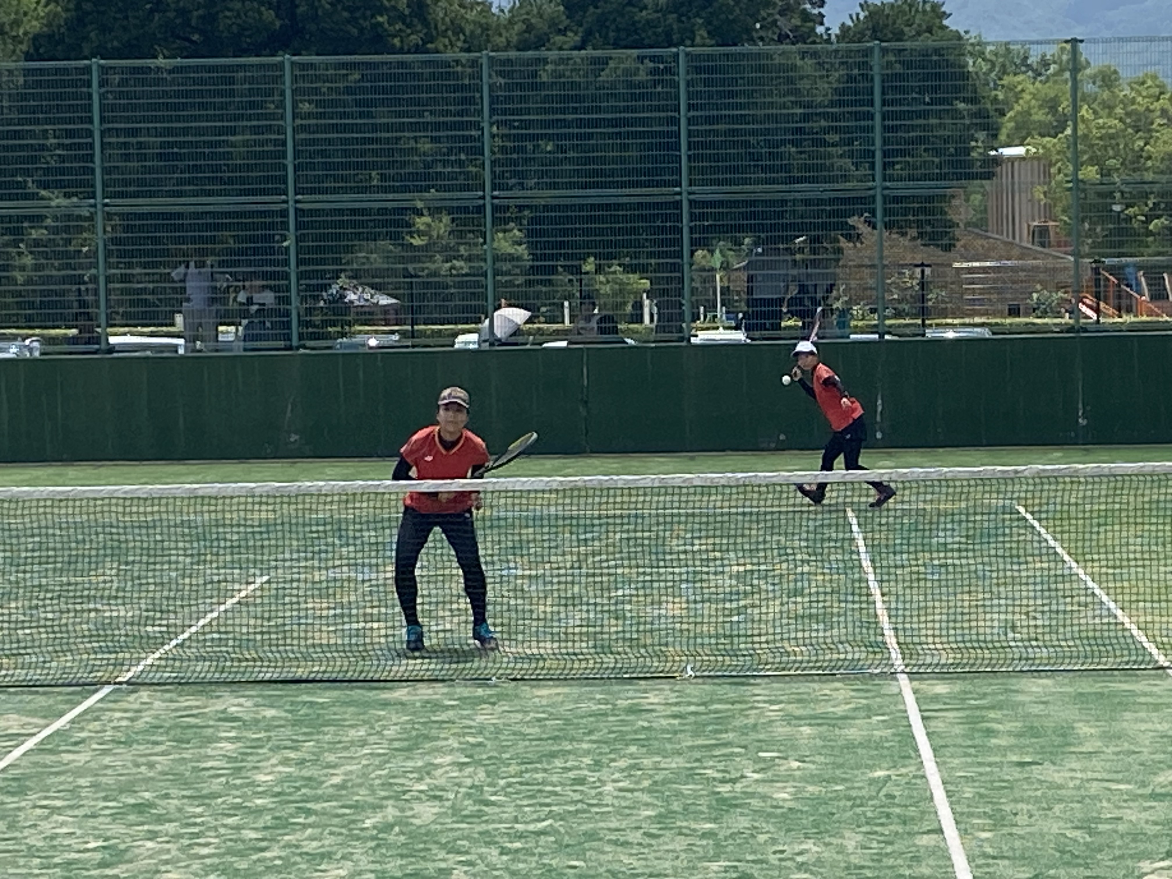 試合に挑む中村・田中ペア（いずれも２年）