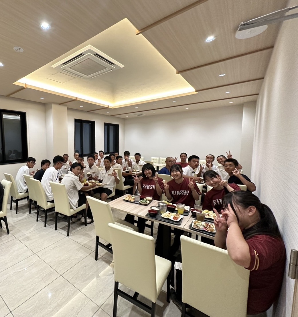 食事会場での集合写真