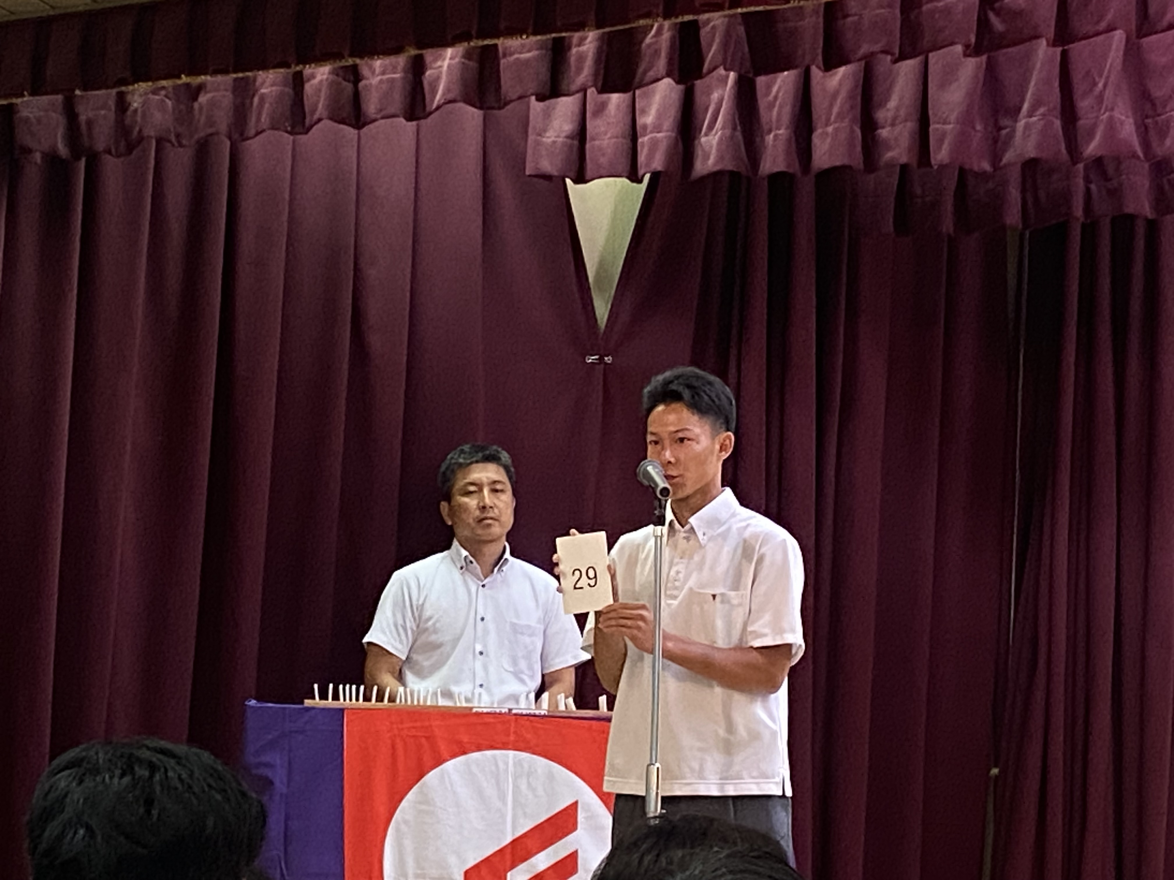 抽選番号を読み上げる堂口主将