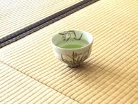 春蘭の茶碗で