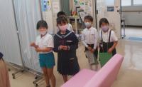 保健室を案内中
