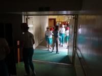 卓球クラブ　卓球台のセットや片づけはみんなで協力します