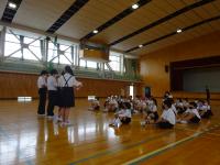 6年生の話をしっかり聞いています