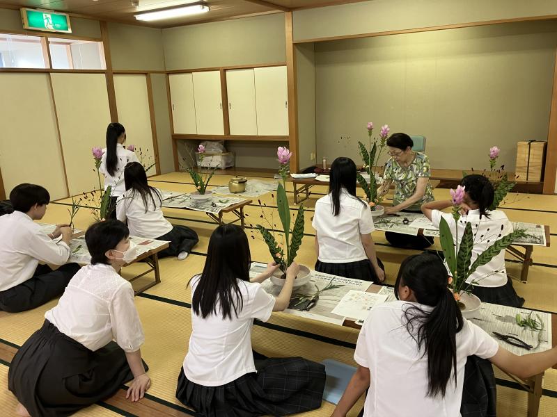 和やかな雰囲気で楽しくお花を生けています。