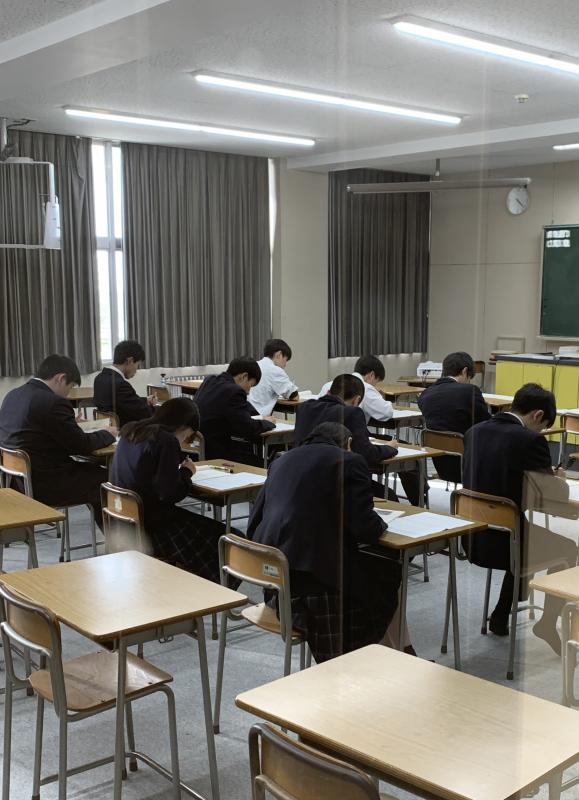 真剣に取り組む3年生