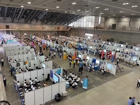 午前午後に分け、県内の就職希望生のほとんどが参加します。