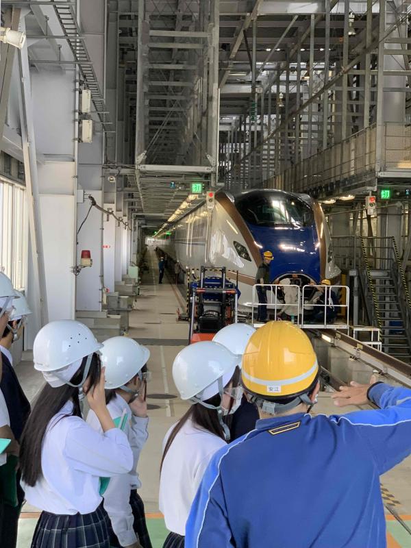 実際に点検を受けている車両の足回りを見学