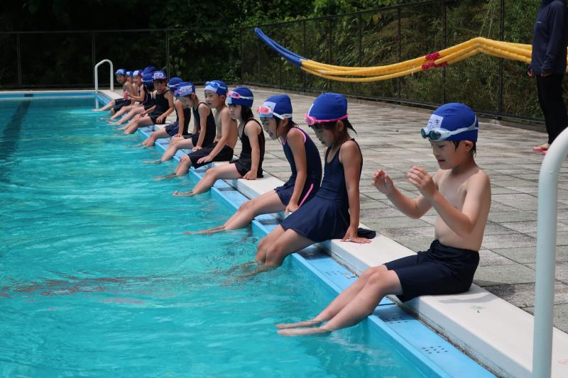 初めての大プールにドキドキの子供たち
