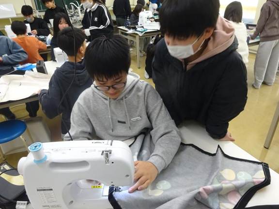 人, 屋内, テーブル, 器具 が含まれている画像

AI 生成コンテンツは誤りを含む可能性があります。