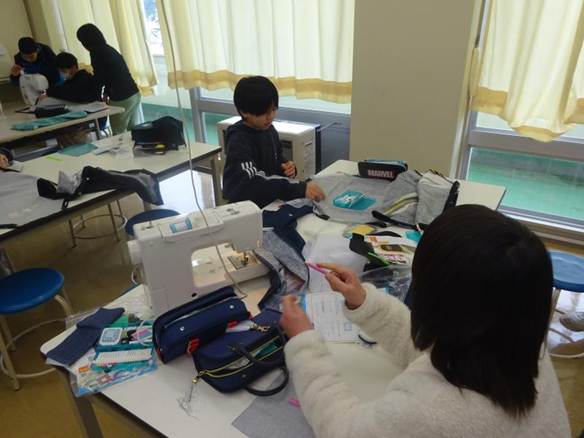 ノートパソコンで作業をしている人

AI 生成コンテンツは誤りを含む可能性があります。