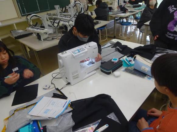 デスクの上に座っている子供たち

AI 生成コンテンツは誤りを含む可能性があります。