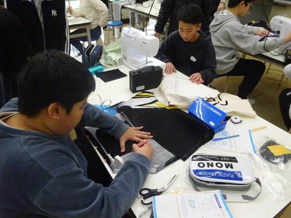 デスクの上のラップトップを見ている人たち

AI 生成コンテンツは誤りを含む可能性があります。