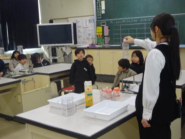 キッチンで作業をしている人たち

AI 生成コンテンツは誤りを含む可能性があります。