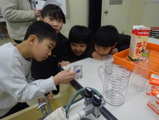 キッチンで作業をしている子供たち

AI 生成コンテンツは誤りを含む可能性があります。