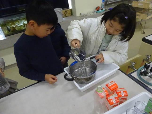 キッチンで料理をしている子供

AI 生成コンテンツは誤りを含む可能性があります。